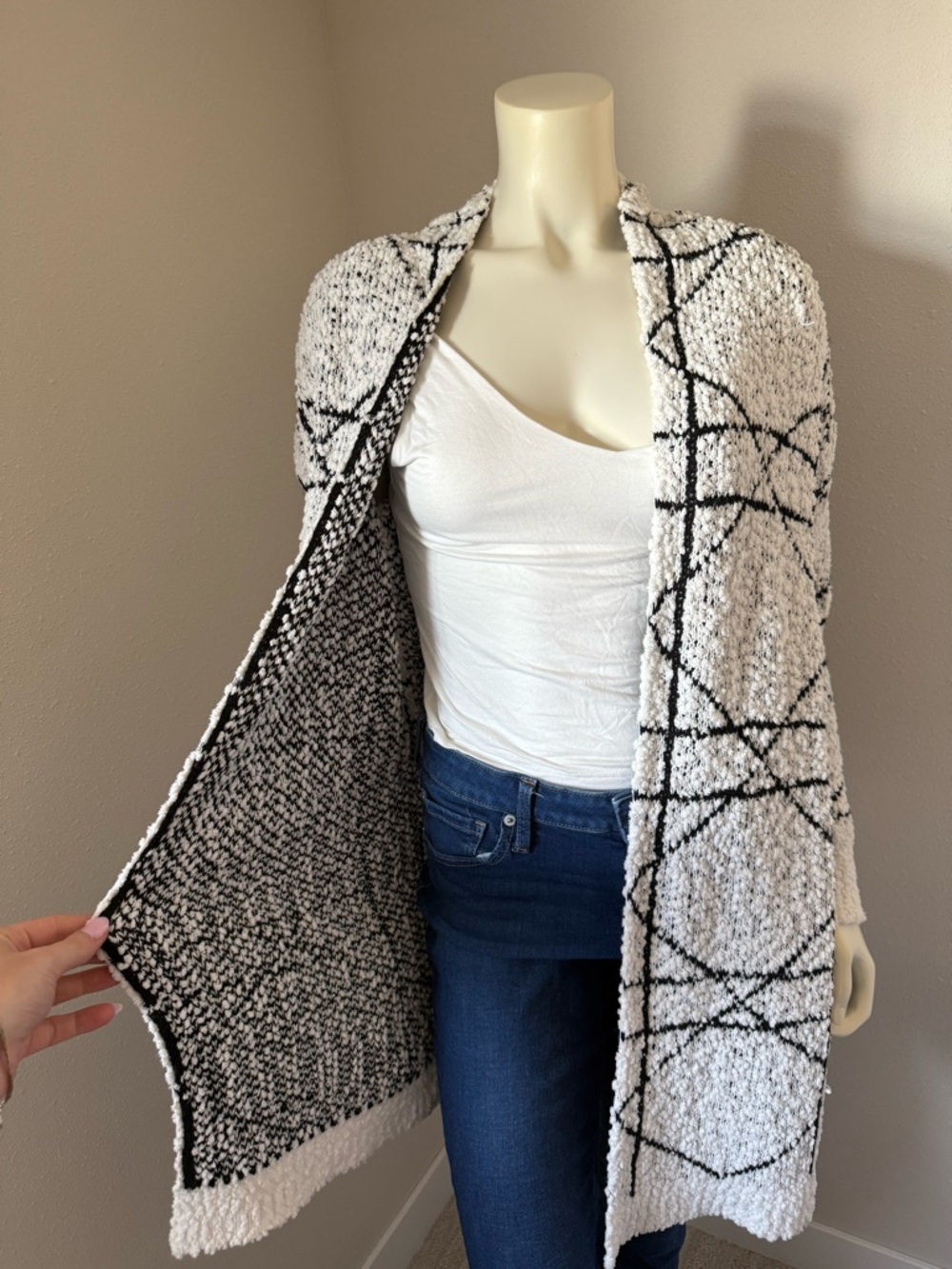 White & Black Geometric Open-Front Women’s Cardigan Sweater - Picture 5 of 5